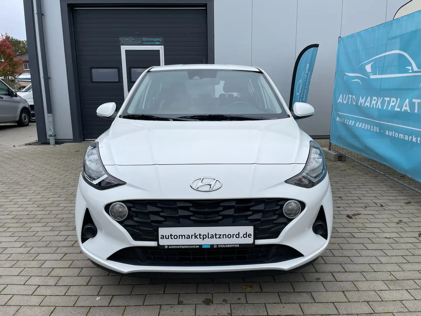 Hyundai i10 i10 1.0 Automatik Trend Weiß - 2