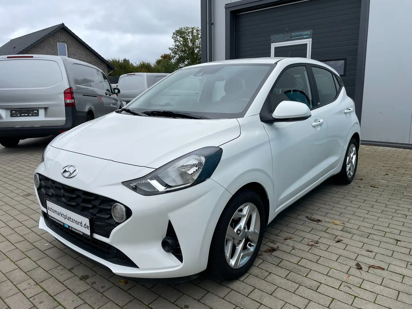 Hyundai i10 i10 1.0 Automatik Trend Weiß - 1