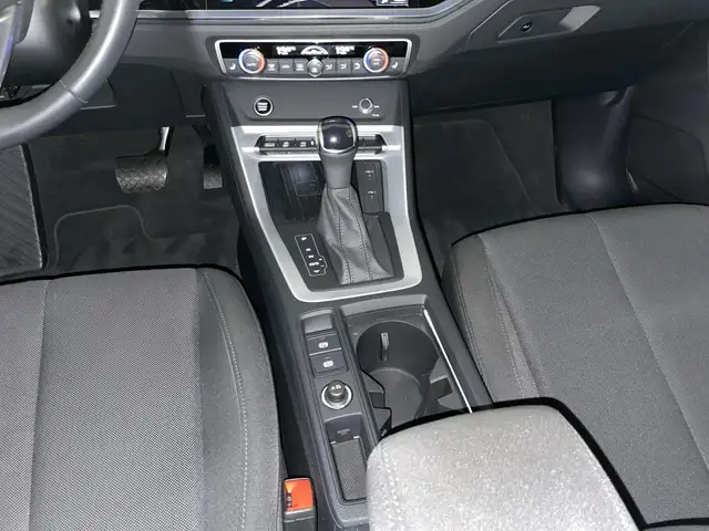 Audi Q3 view 9