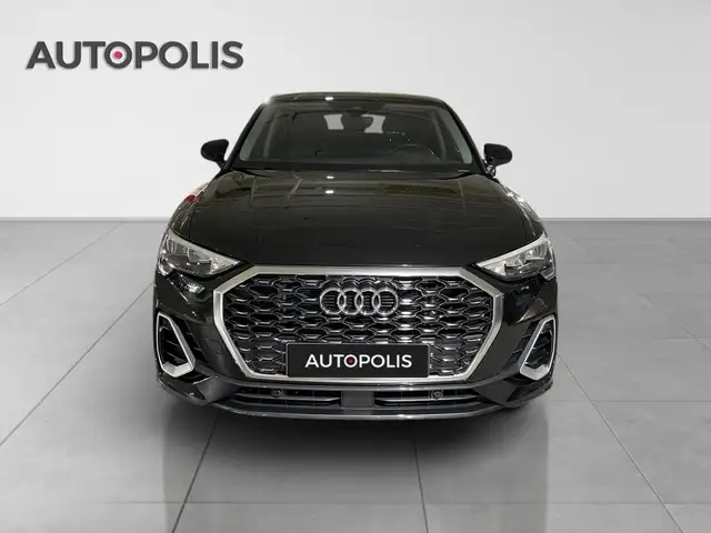 Audi Q3 view 14