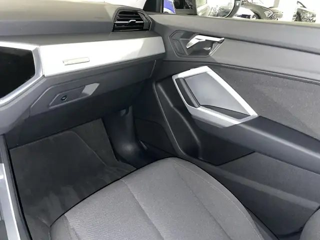 Audi Q3 view 10