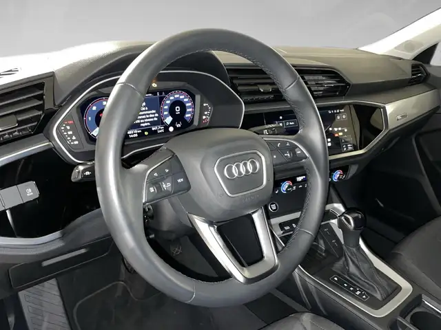Audi Q3 view 8