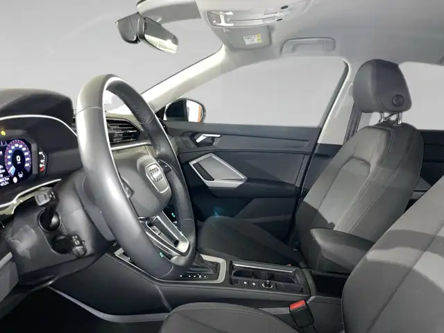 Audi Q3 view 4