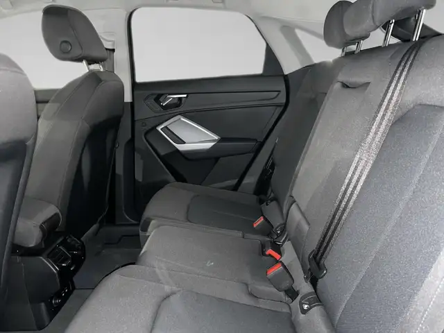 Audi Q3 view 11