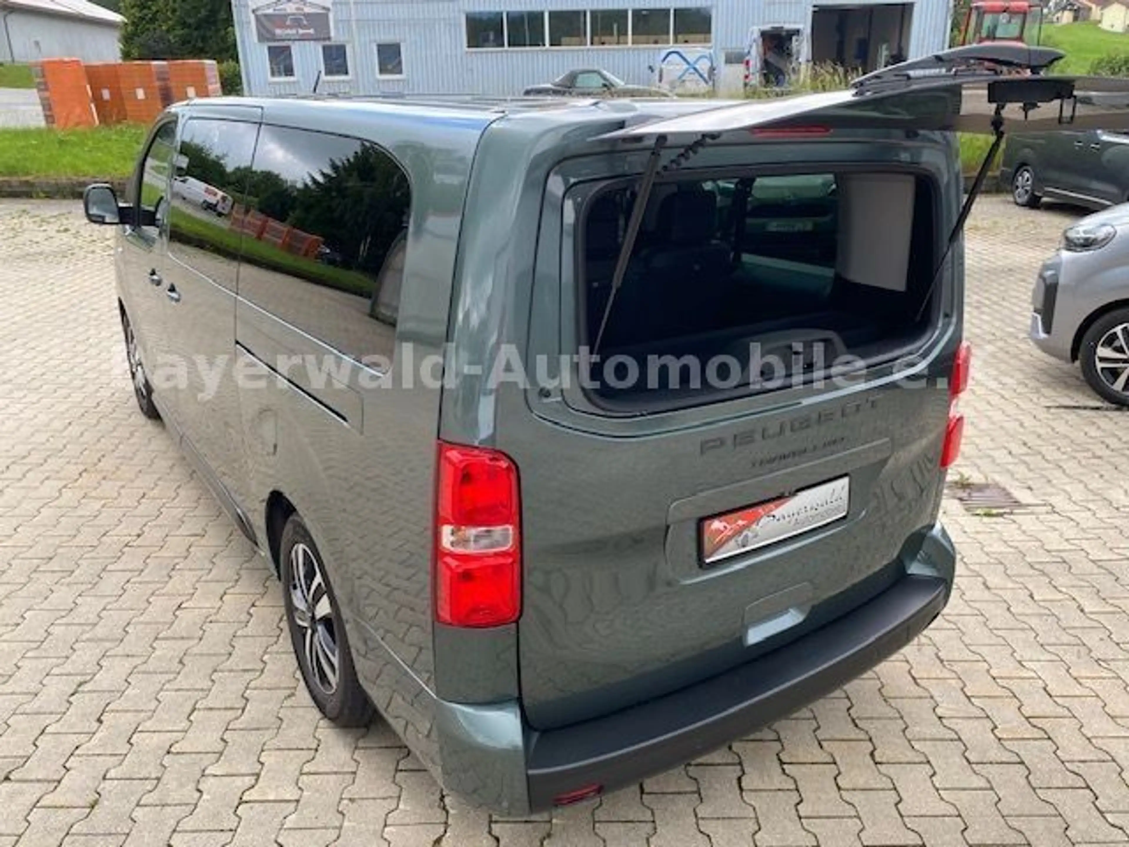 Peugeot Traveller Allure 2,2 L3 8-Sitze Navi Pano Webast — photo 4