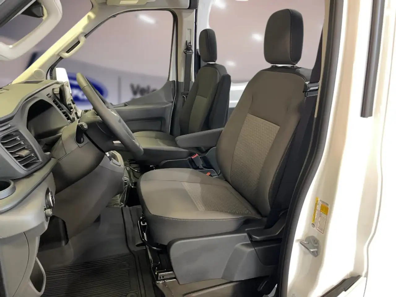 Ford Transit Cargo Van снимка Ford Transit Cargo Van