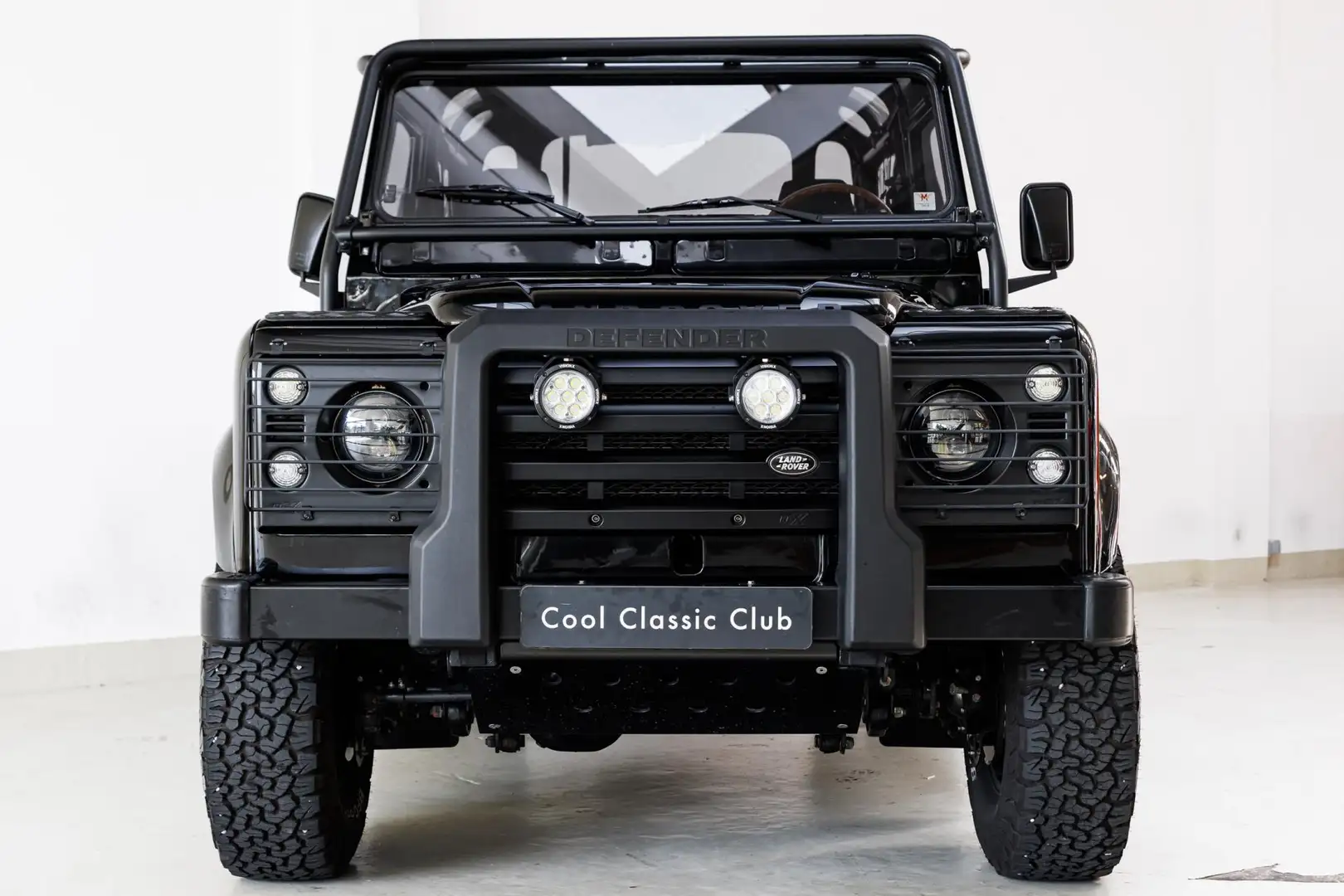 Land Rover Defender Tophat V8 - Fully custom - Computer controlled pet Nero - 2
