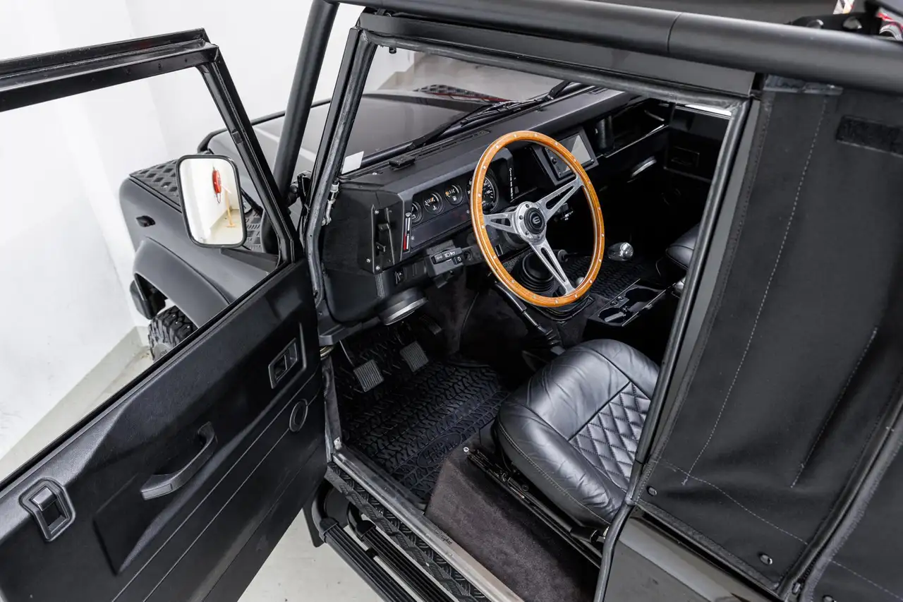 Land Rover Defender Tophat V8 - Fully custom - Computer controlled pet, foto 6