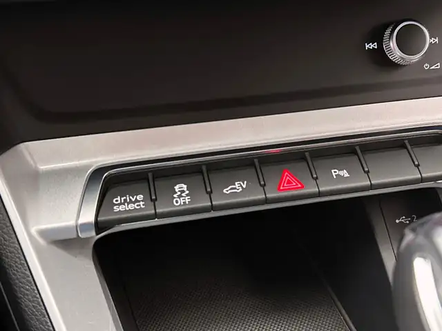 Audi Q3 view 30