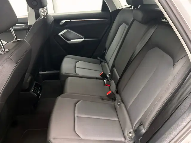 Audi Q3 view 13