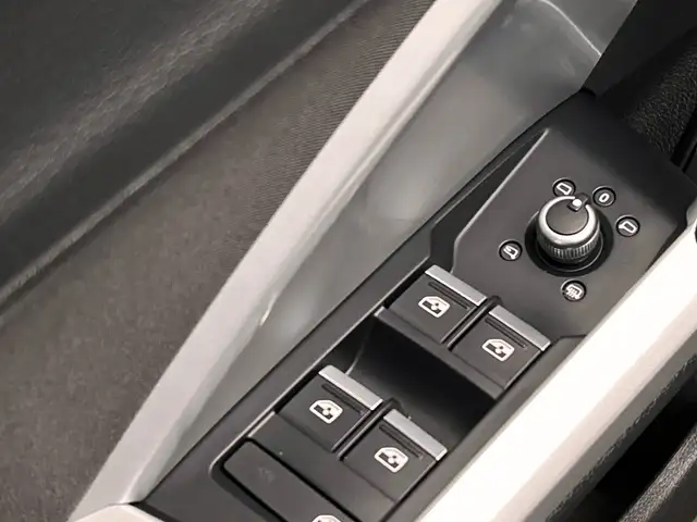 Audi Q3 view 10