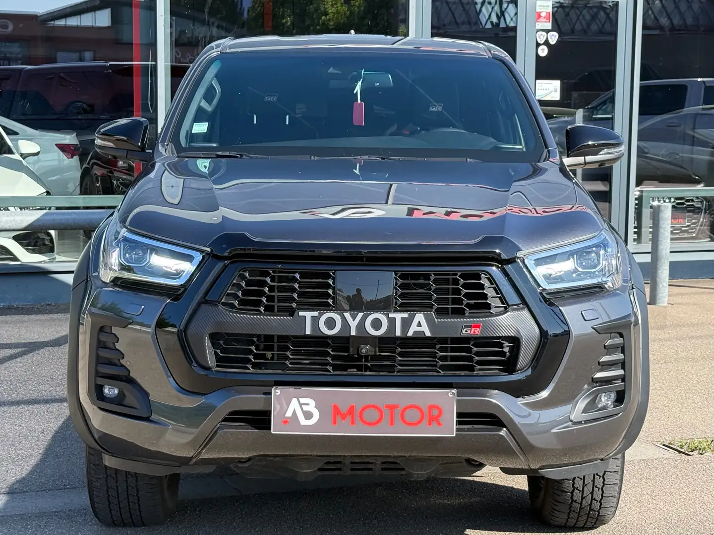 Toyota Hilux 2.8 D-4D 4WD GR Sport 4X4 TVAC 204CV GPS CAM FULL Gris - 2
