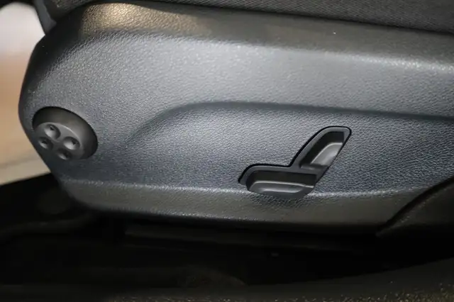 Mercedes-Benz C-Class view 18