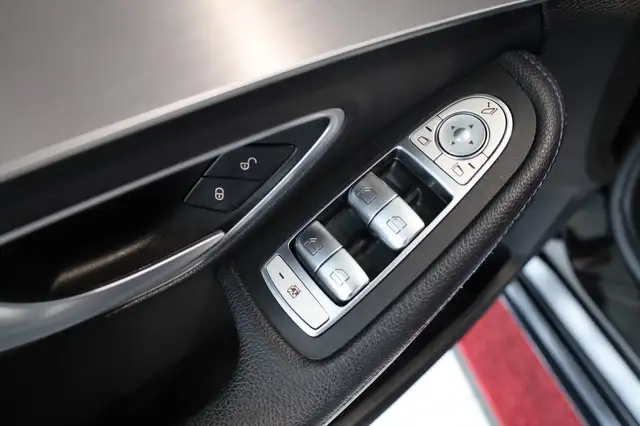 Mercedes-Benz 220 view 15