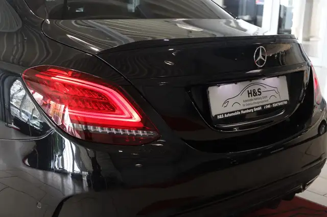 Mercedes-Benz 220 view 4