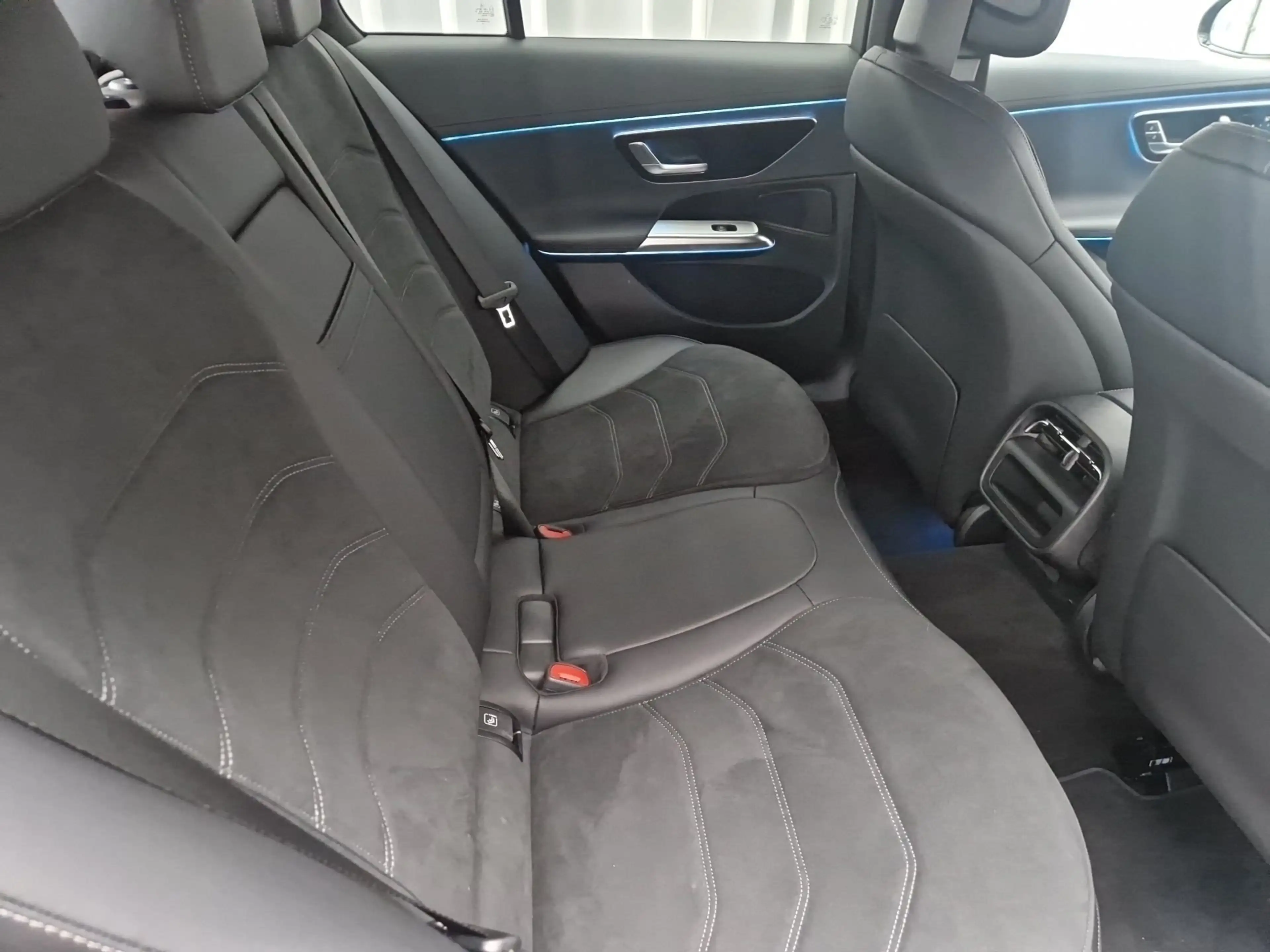 Mercedes-Benz E 220 d Limousine SpurW Winterp. SportS. — photo 19