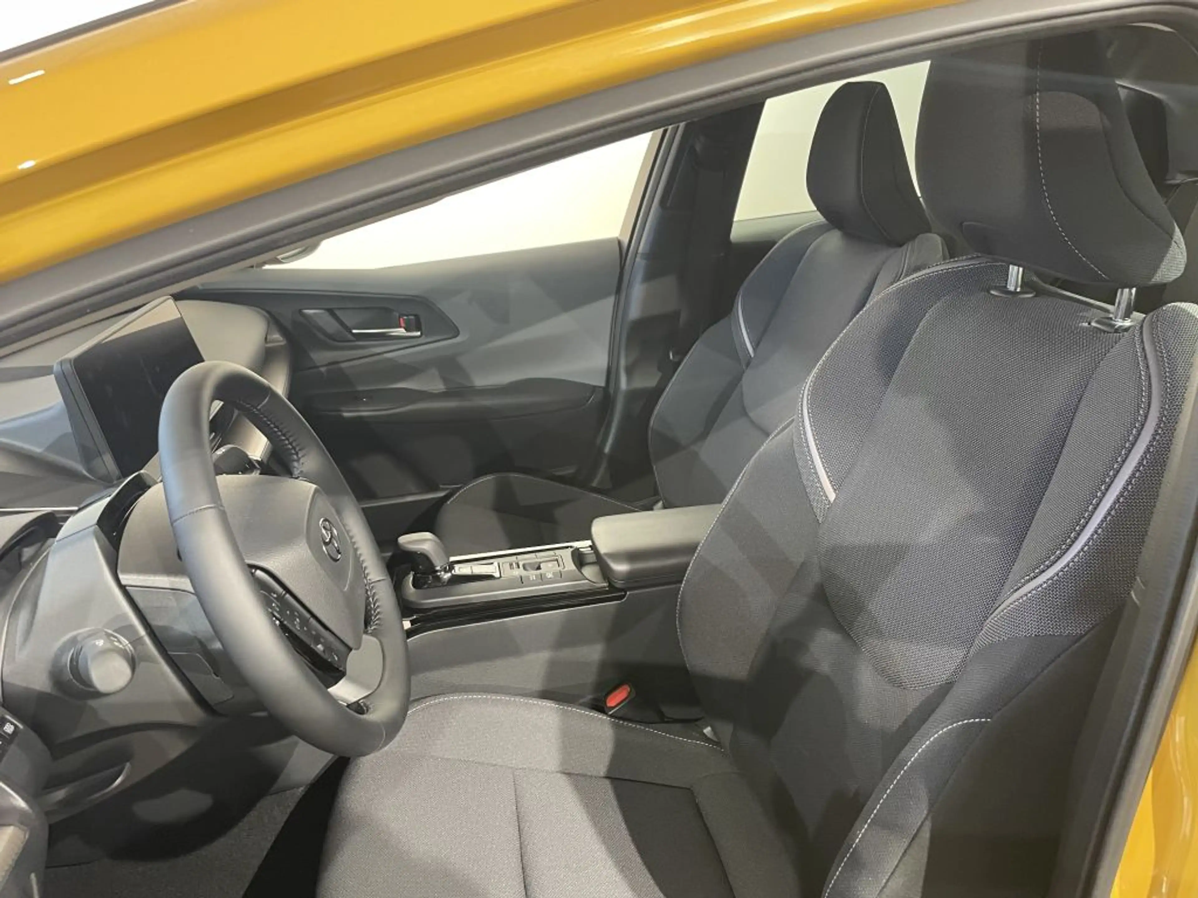 Toyota Prius Plug-in Hybrid Executive — photo 12