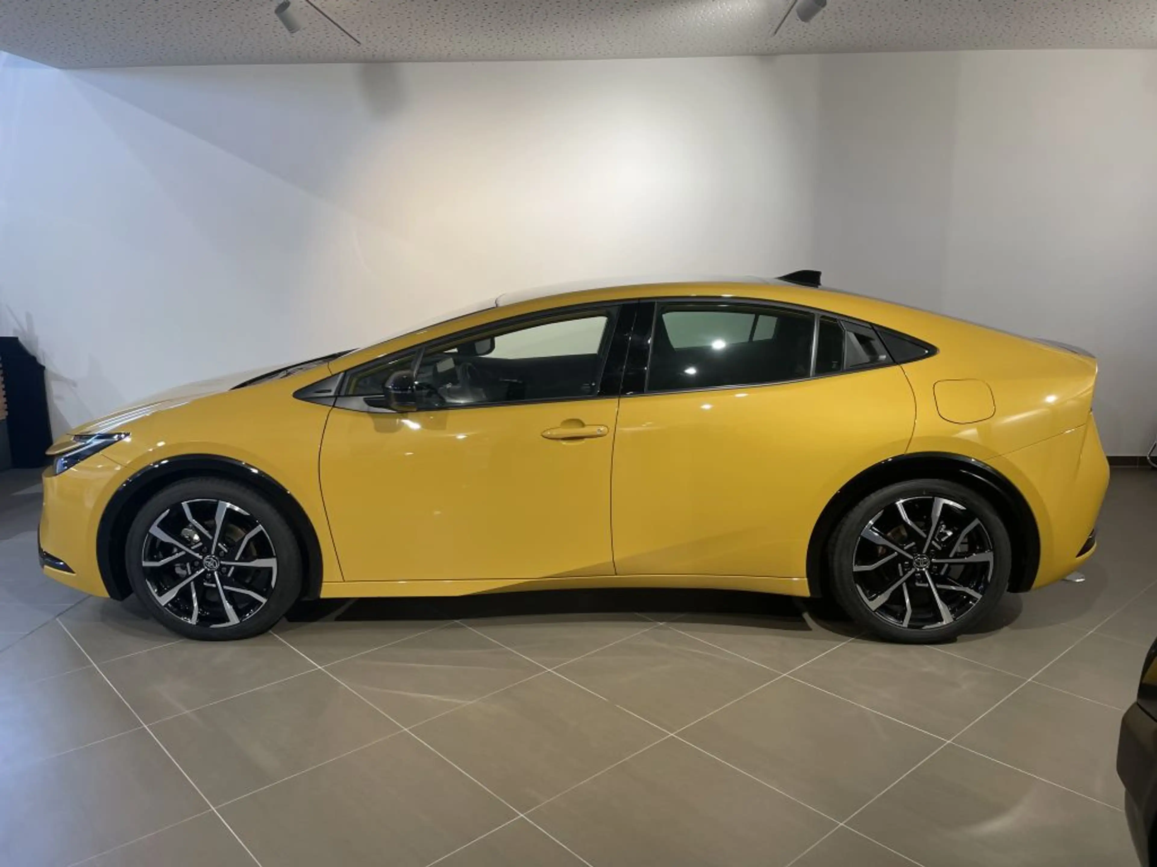 Toyota Prius Plug-in Hybrid Executive — photo 5