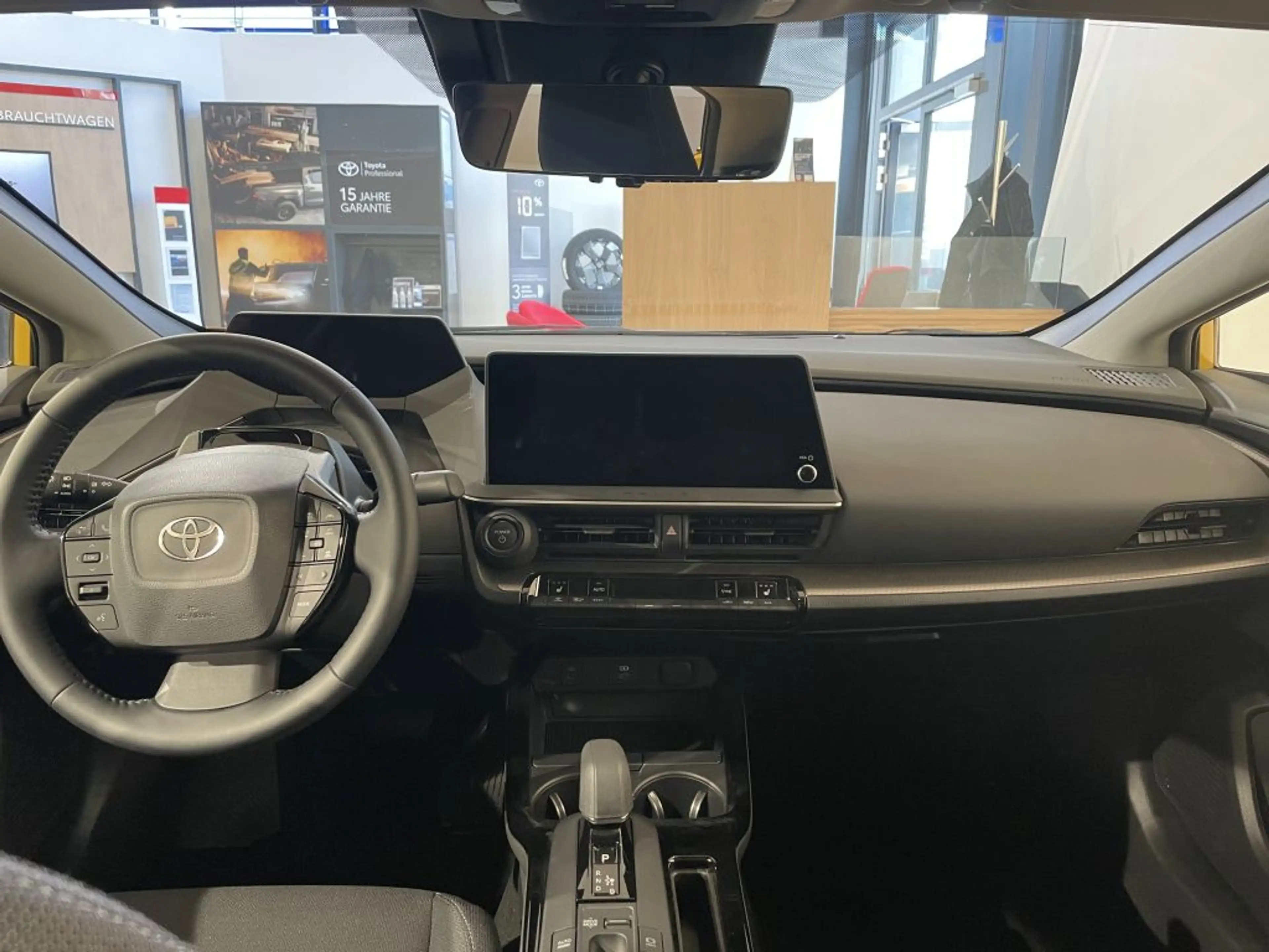 Toyota Prius Plug-in Hybrid Executive — photo 10