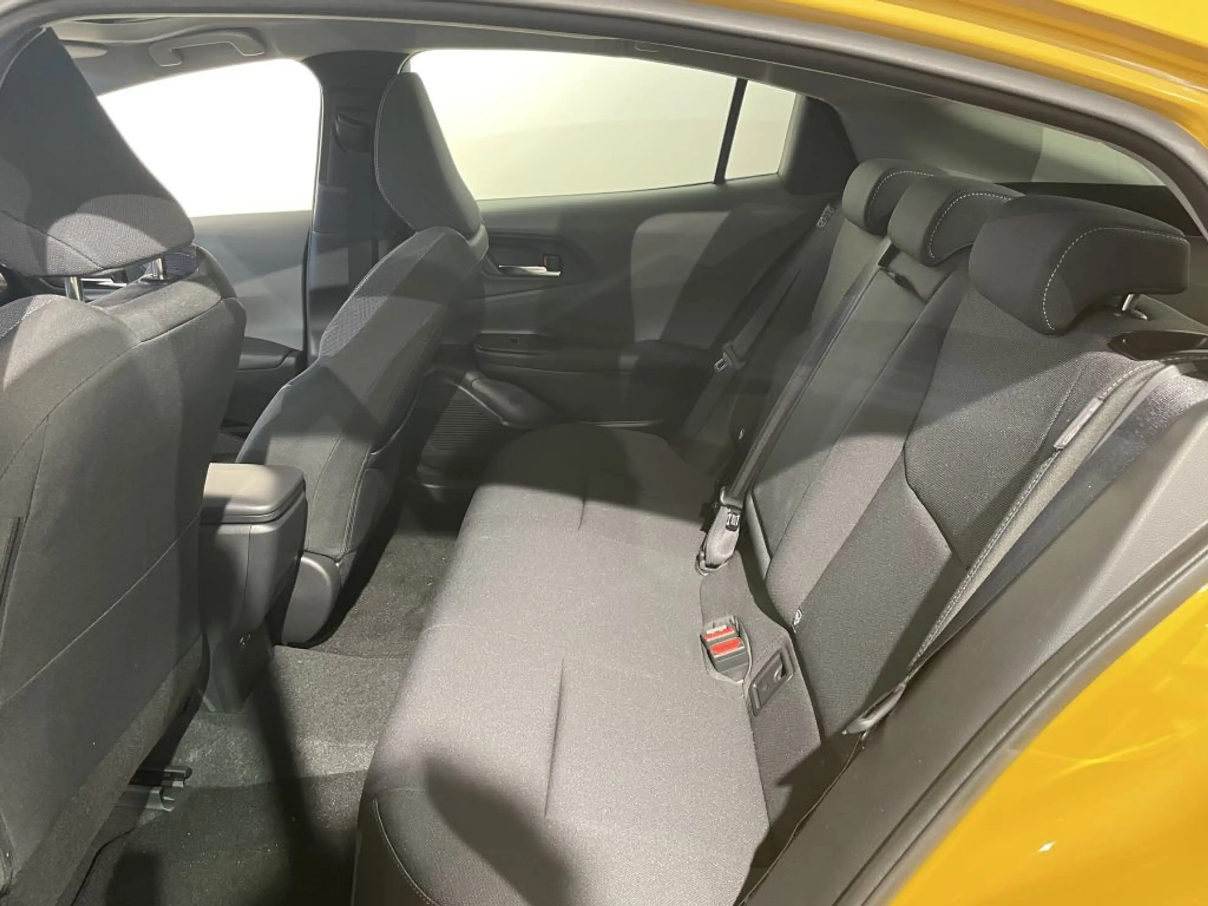 Toyota Prius Plug-in Hybrid Executive — photo 8