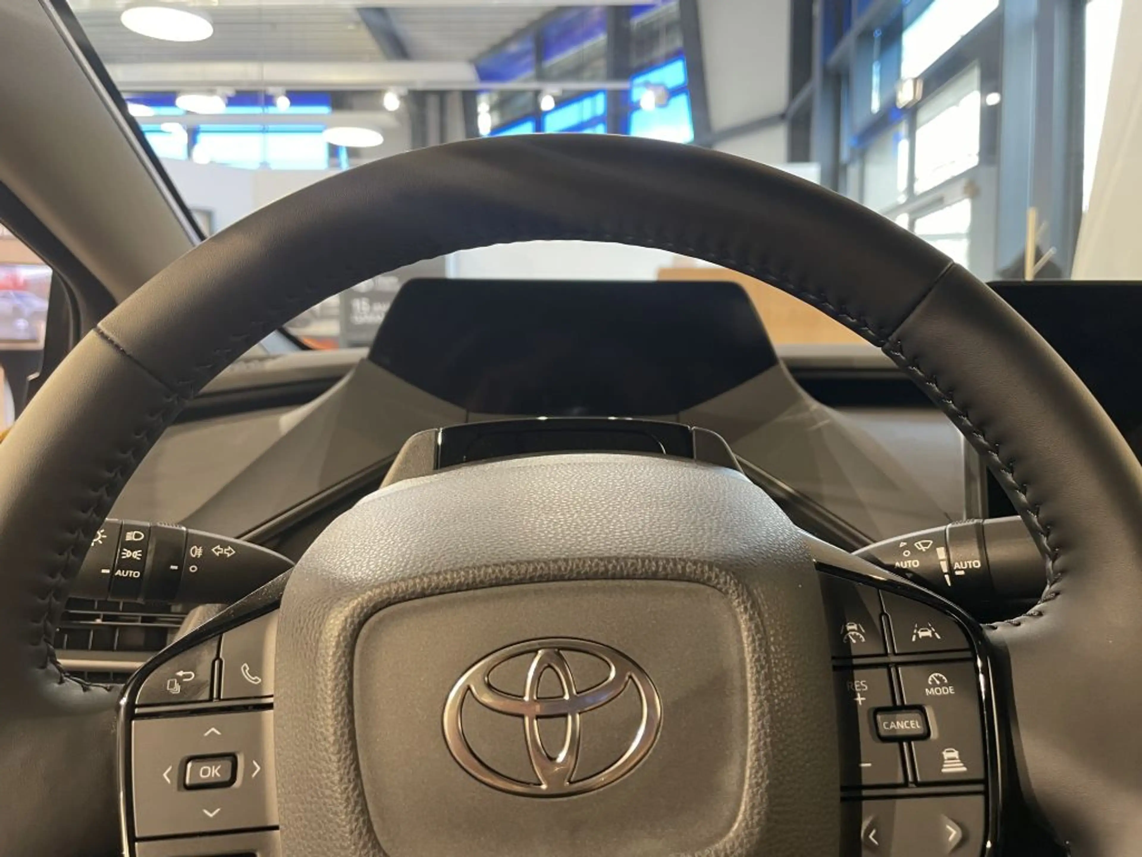 Toyota Prius Plug-in Hybrid Executive — photo 13