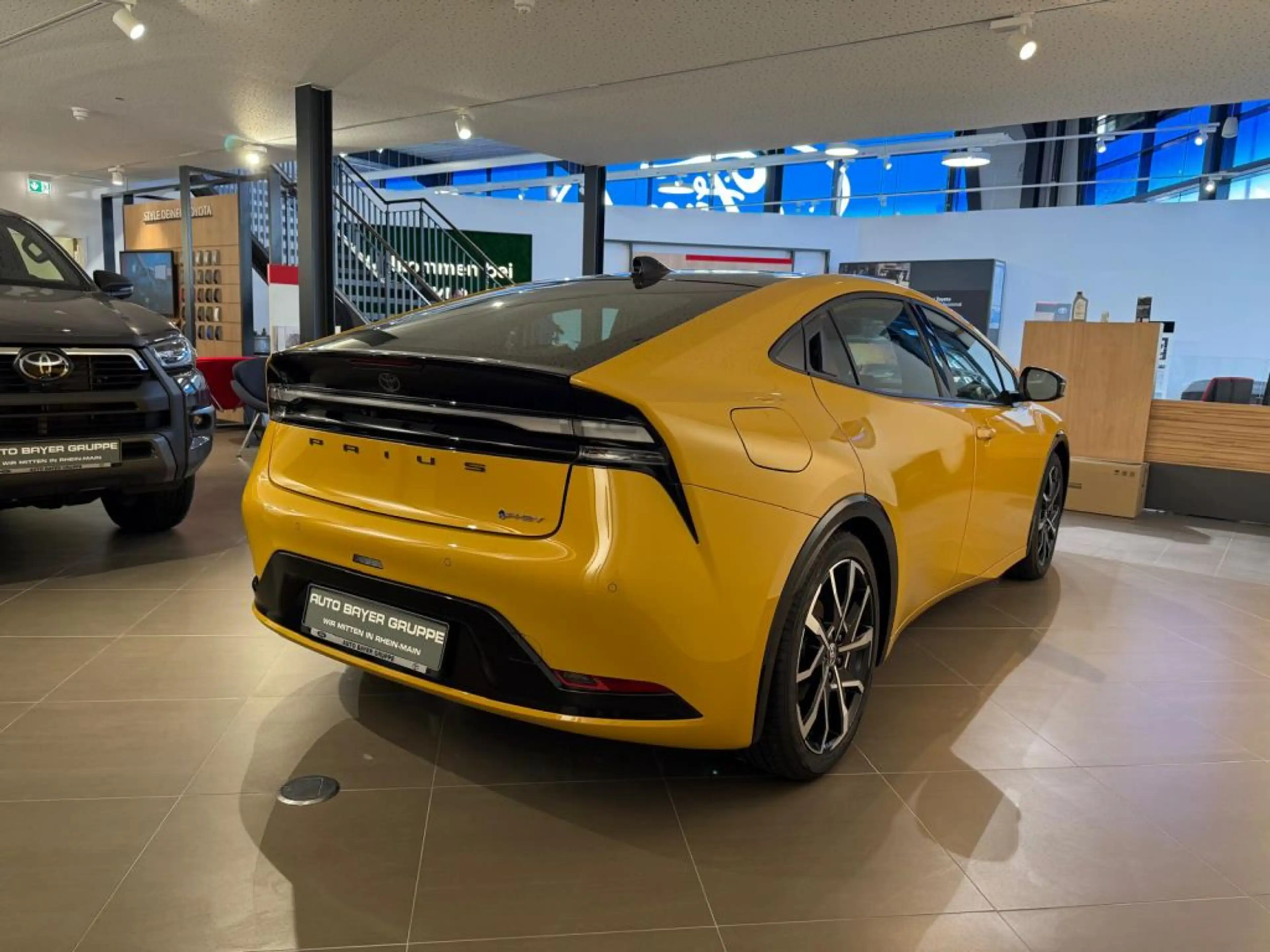 Toyota Prius Plug-in Hybrid Executive — photo 2