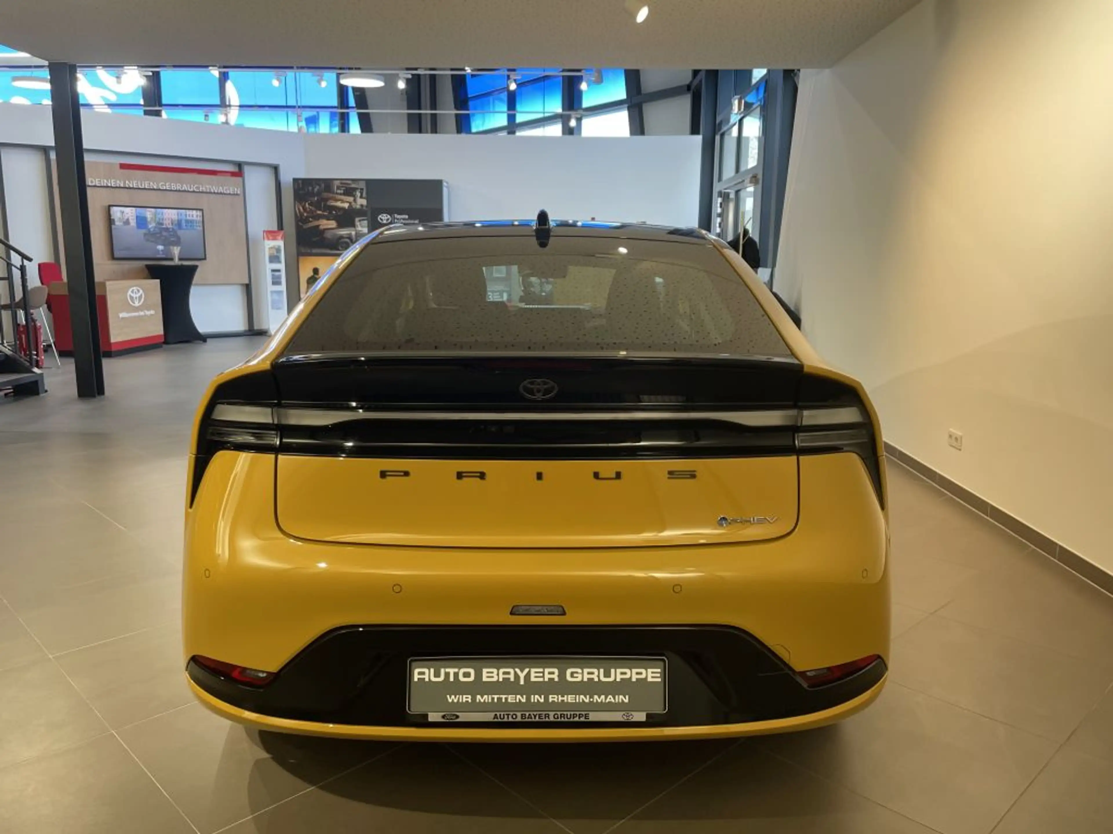 Toyota Prius Plug-in Hybrid Executive — photo 3