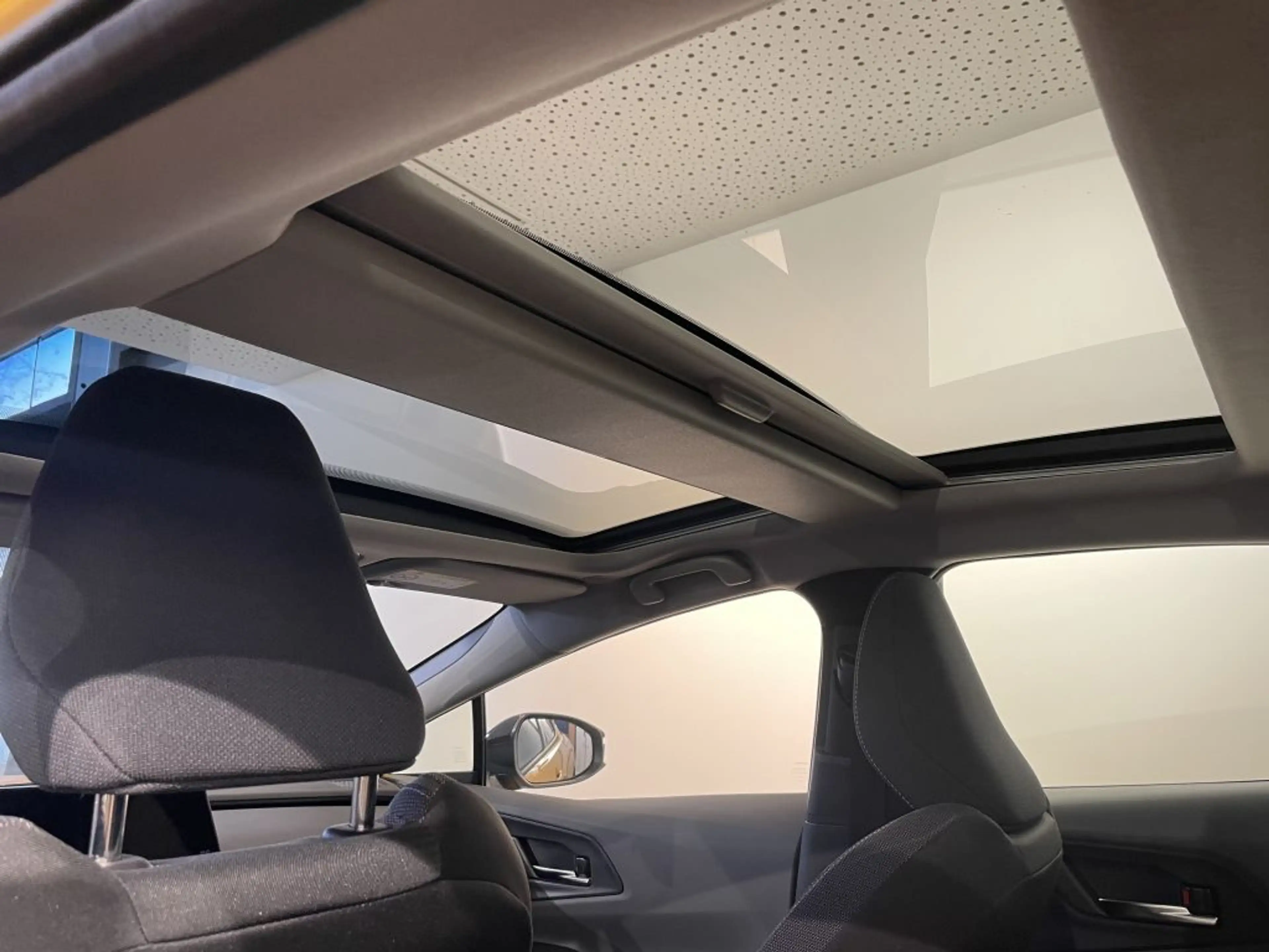 Toyota Prius Plug-in Hybrid Executive — photo 11