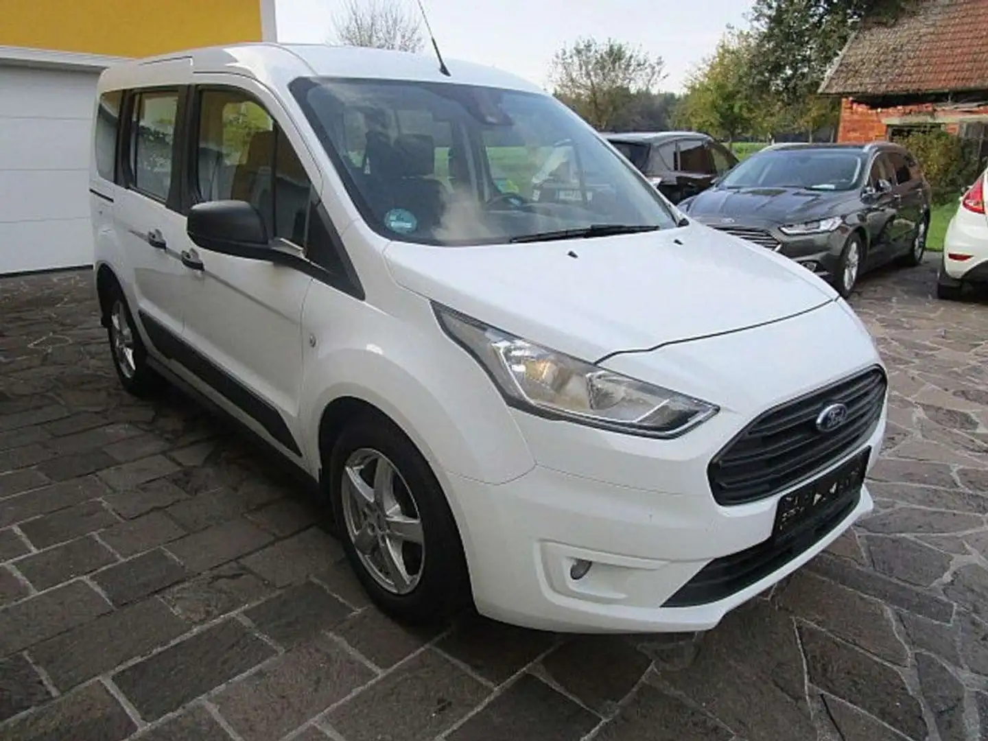 Ford Tourneo Connect Trend 1,5 TDCi L1 Titanium Weiß - 2