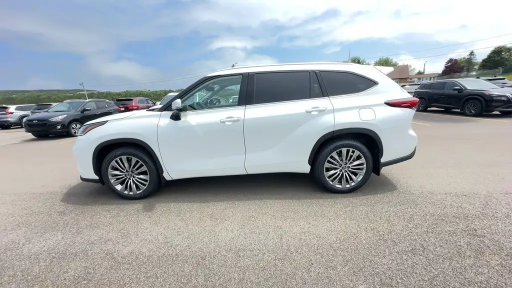 Toyota Highlander 2022 photo 2