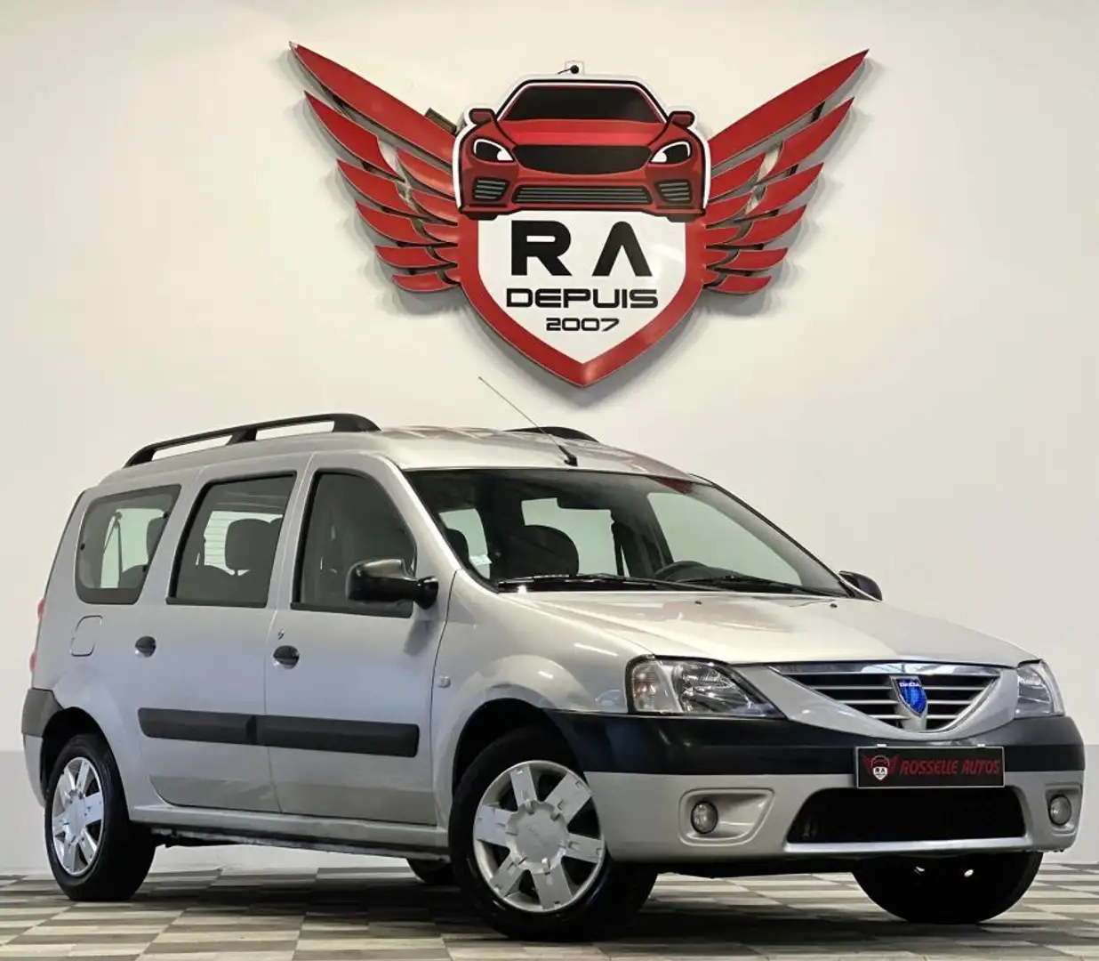 Dacia Logan 1,6 105CH LAUREATE 7PLACE Gris - 1