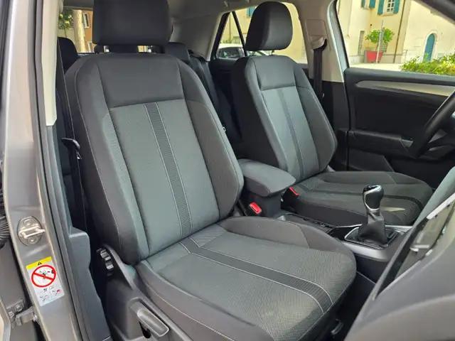 Volkswagen T-Roc view 13