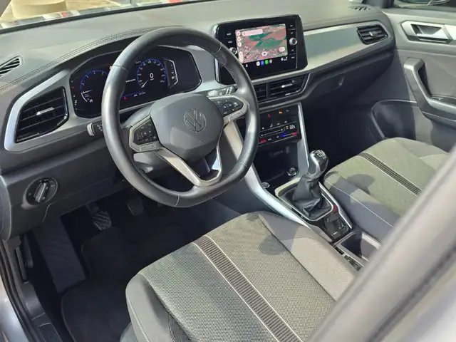 Volkswagen T-Roc view 3