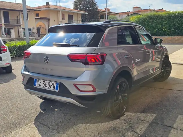 Volkswagen T-Roc view 11