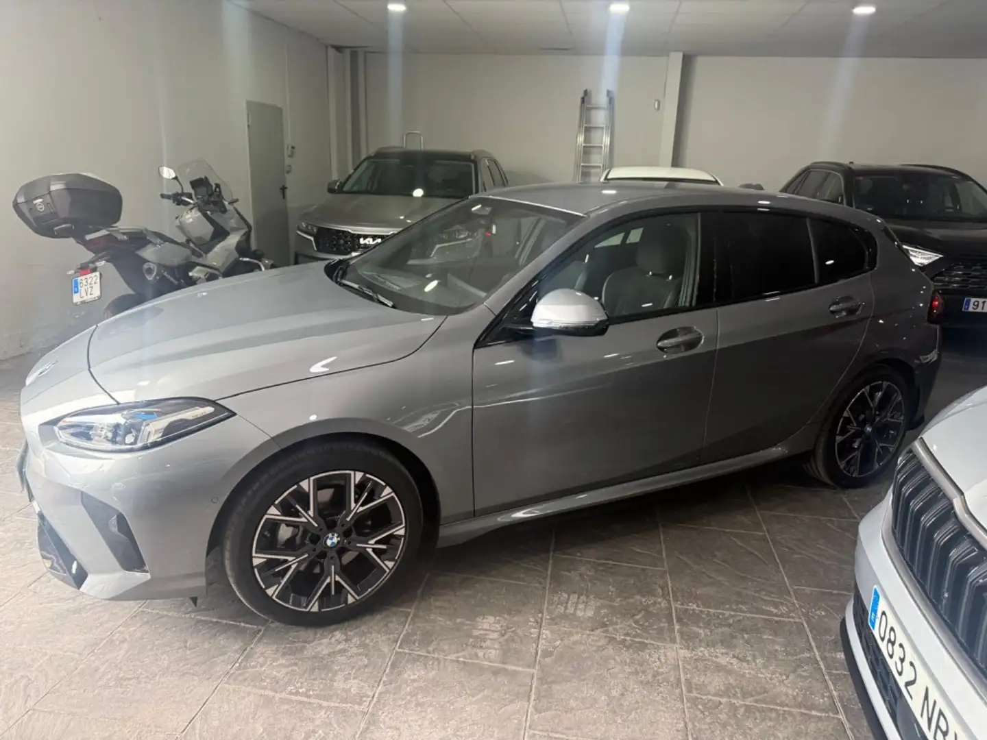 BMW 116 120dA M Sport Gris - 2