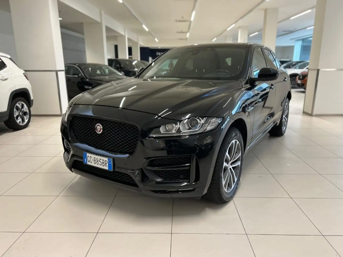 Jaguar F-Pace 2.0 D 180 CV aut. R-Sport Schwarz - 1