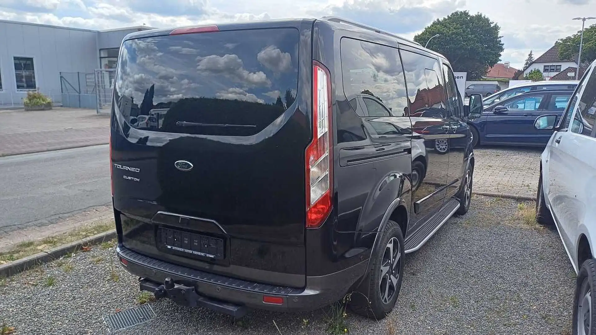 Ford Tourneo Custom TDCi 320 L1H1 VA Autm. Active Schwarz - 2