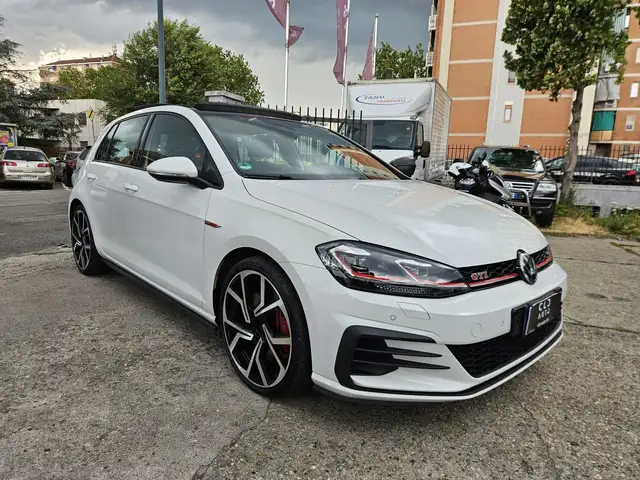 Volkswagen Golf view 3