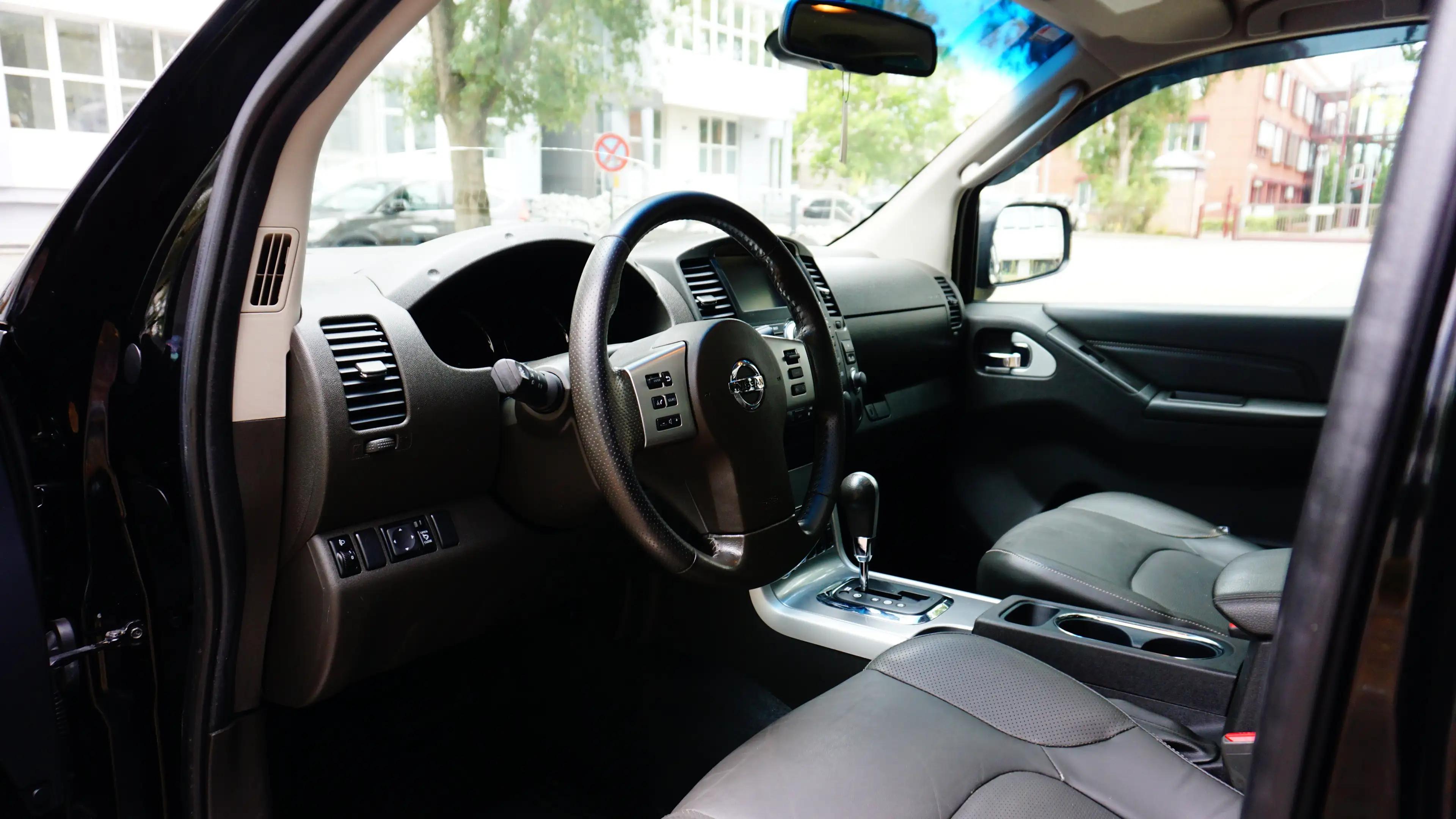 Nissan Navara KingCab Business 4X4/NAVI/2xPDC/KLIMA/AUX/ESP — photo 4