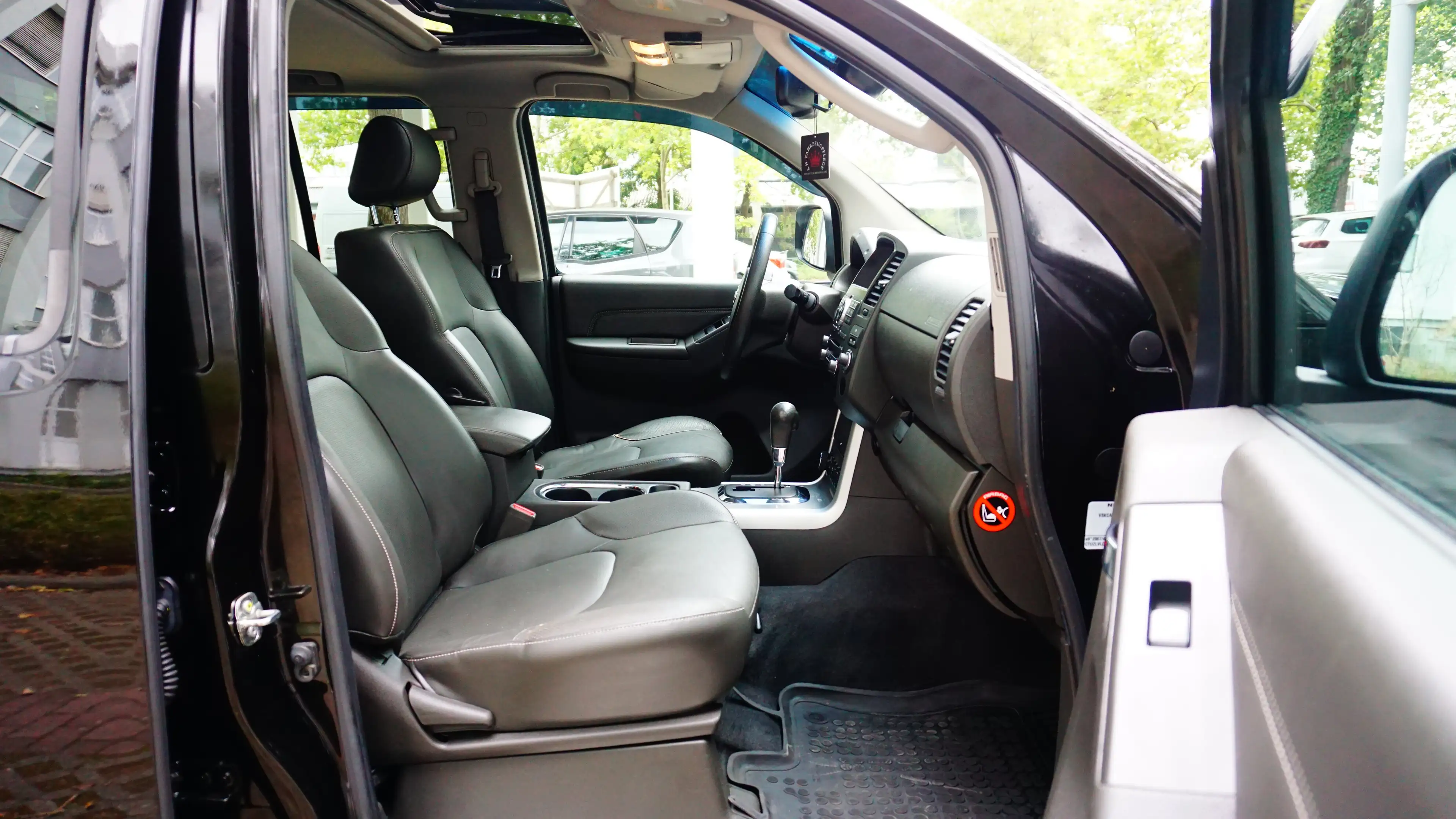 Nissan Navara KingCab Business 4X4/NAVI/2xPDC/KLIMA/AUX/ESP — photo 9
