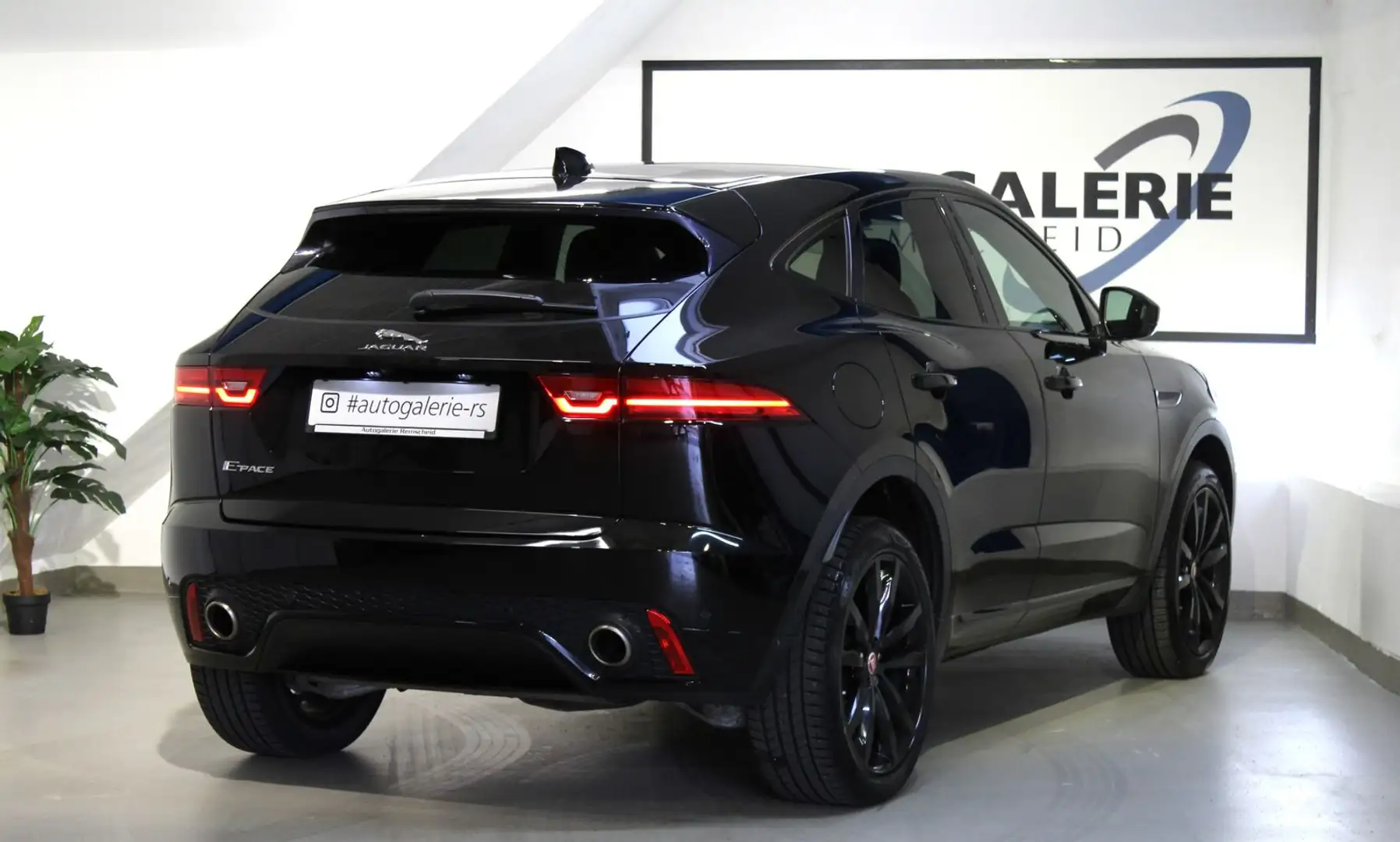 Jaguar E-Pace E-PACE D240 R-Dynamic SE AWD*BLACK*PANO*MEMO*HUP Schwarz - 2