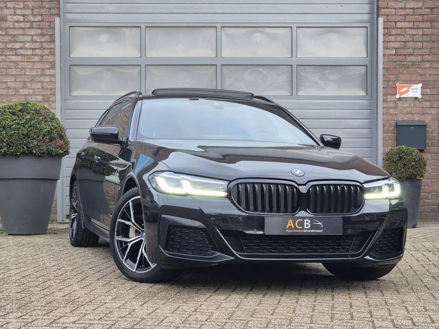 BMW 530 e M-Sport Hybride Schuifdak, Leder M-pakket / Pano Zwart - 1
