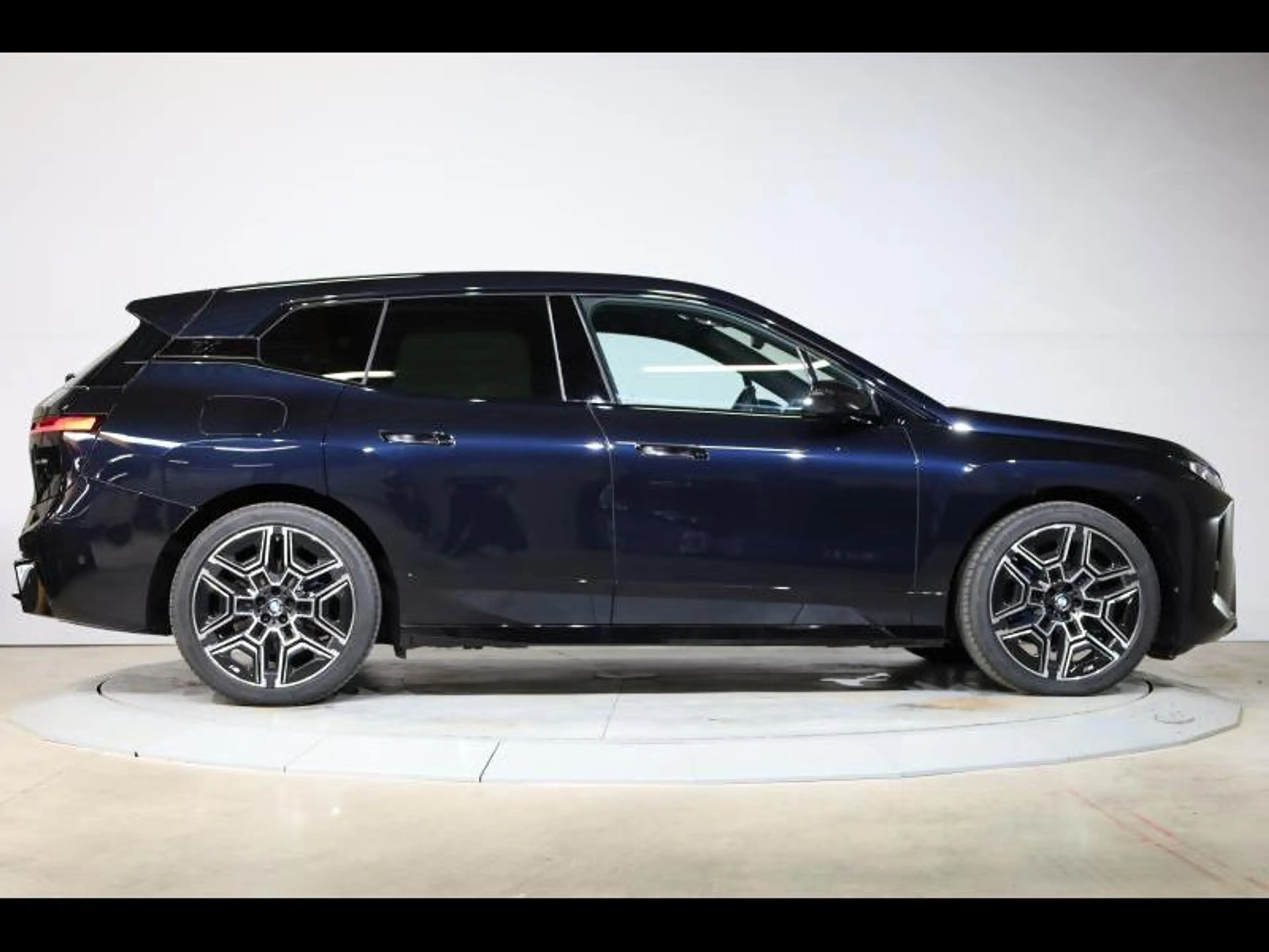 BMW iX xDrive45 Kit M Sport — photo 3