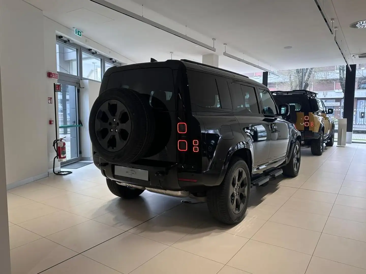 Land Rover Defender 110 3.0d i6 mhev X-Dynamic SE awd 200cv auto Schwarz - 2