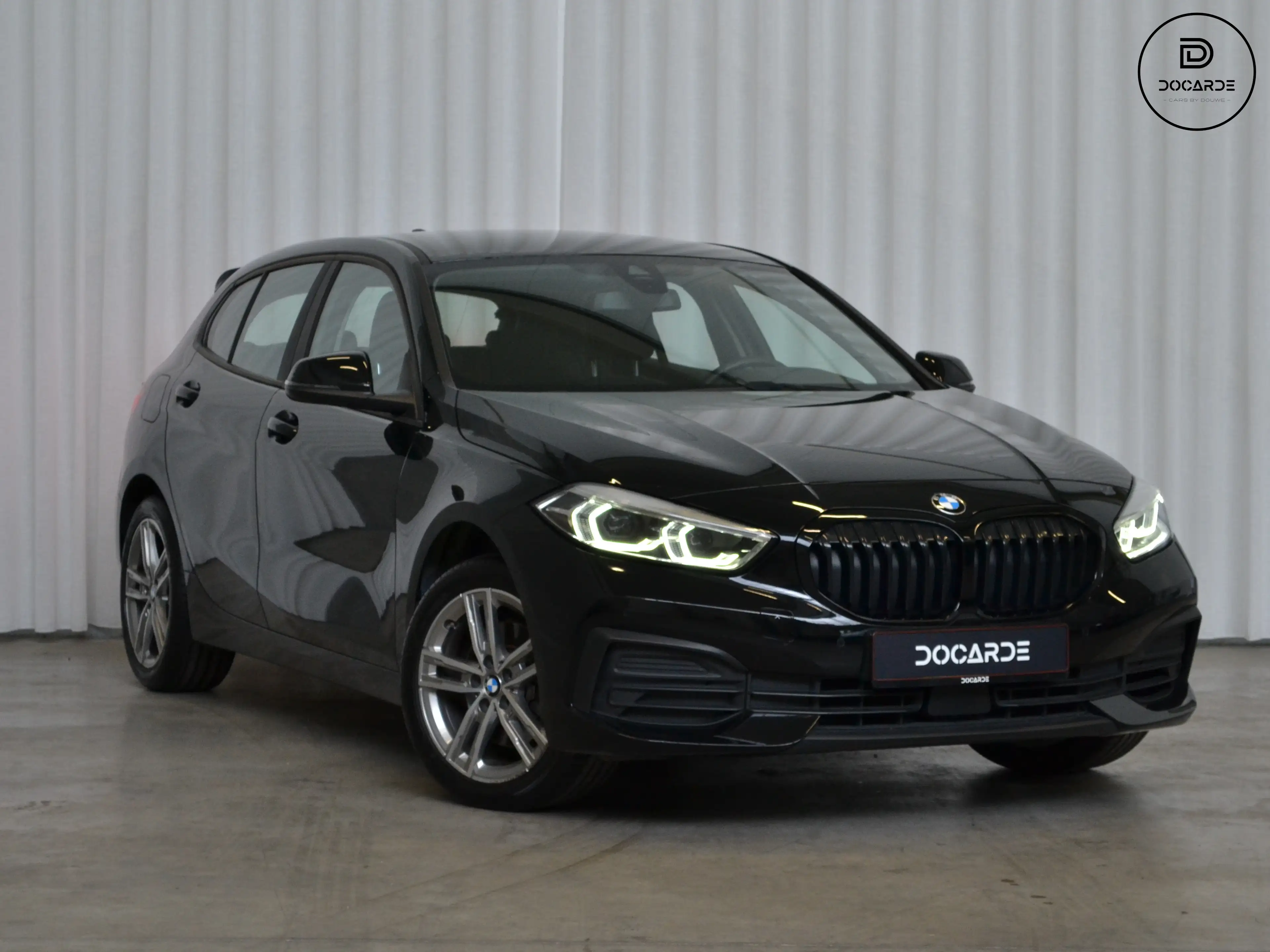 BMW 116 iA | ZWARTE GRILLE | SPOILER | 17" M-VELGEN | SPORTZETELS | BMW LIVE COCKPIT PROFESSIONAL | LED | 12M GARANTIE