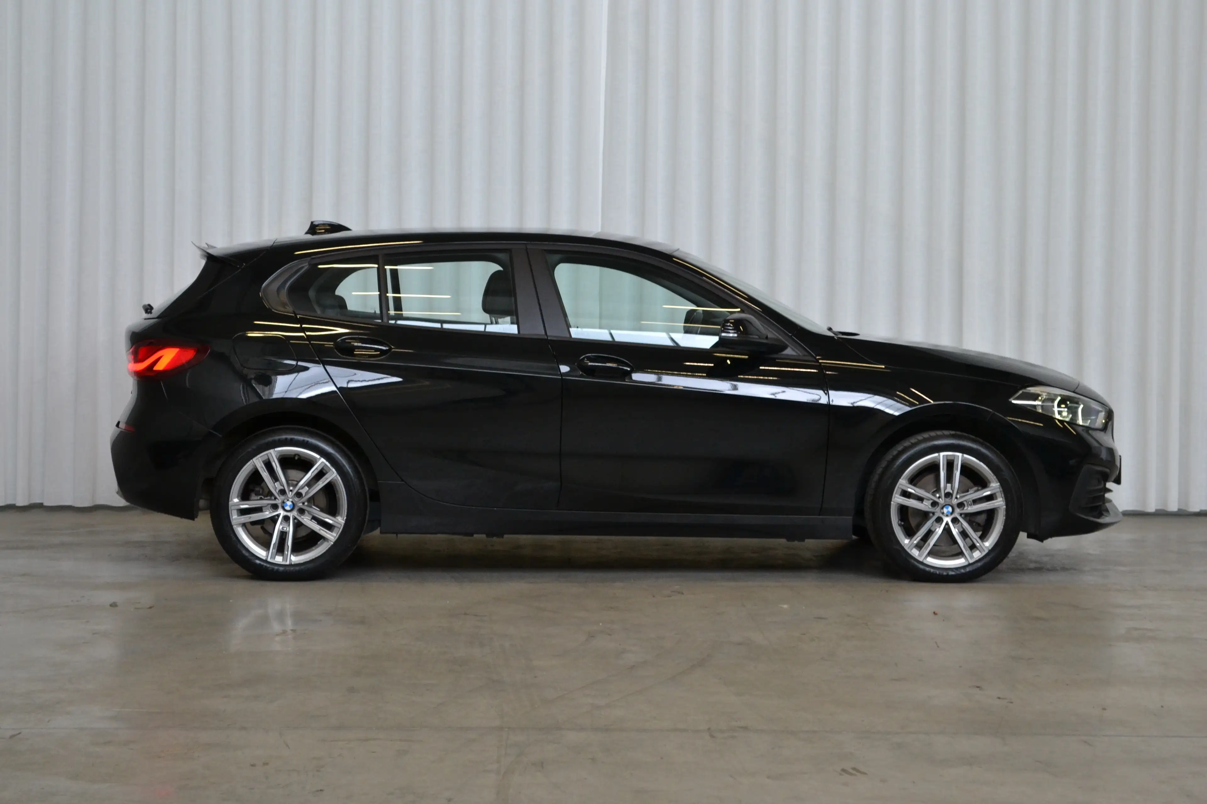 BMW 116 iA | ZWARTE GRILLE | SPOILER | 17" M-VELGEN | SPORTZETELS | BMW LIVE COCKPIT PROFESSIONAL | LED | 12M GARANTIE — photo 4