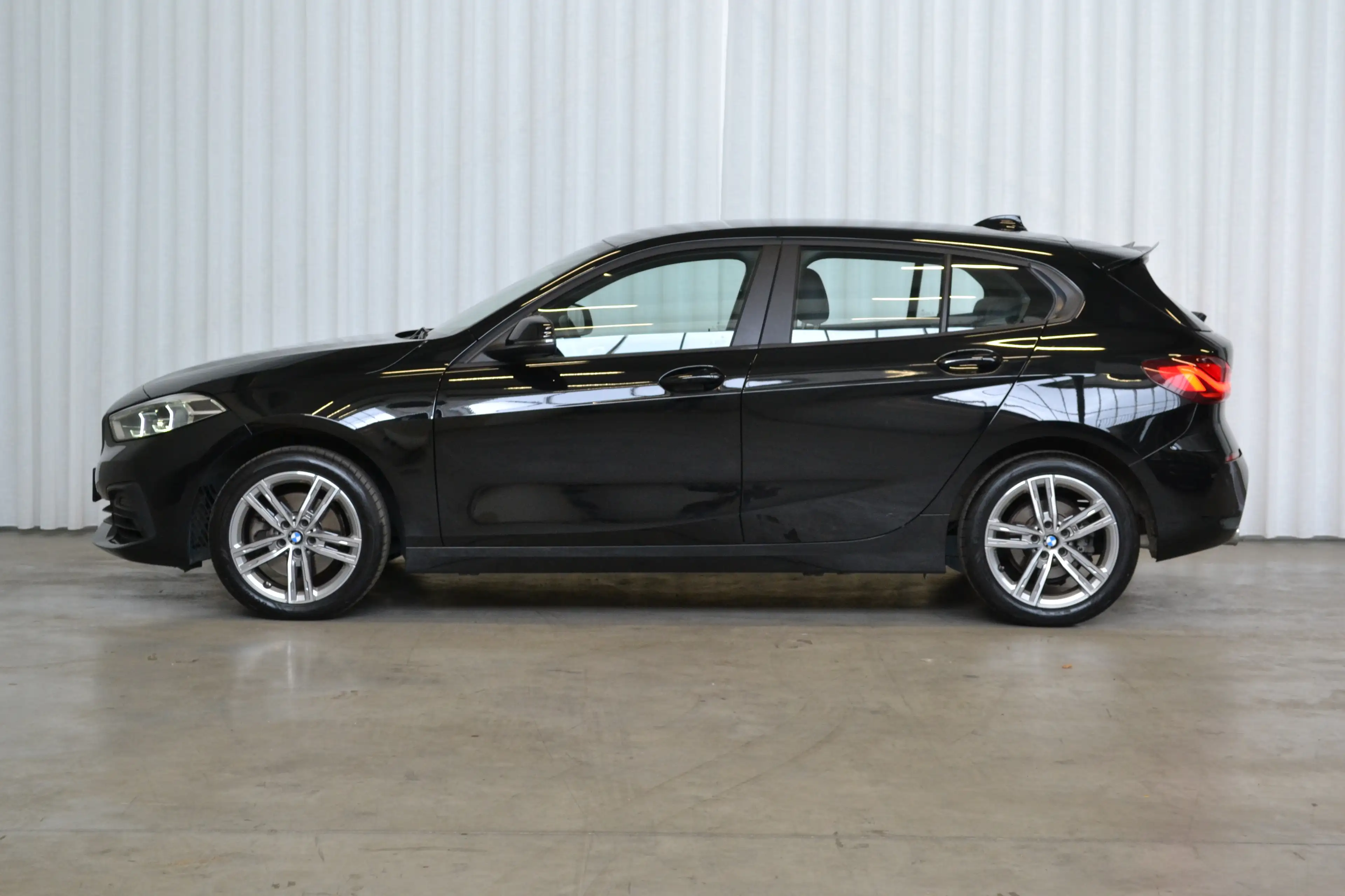 BMW 116 iA | ZWARTE GRILLE | SPOILER | 17" M-VELGEN | SPORTZETELS | BMW LIVE COCKPIT PROFESSIONAL | LED | 12M GARANTIE — photo 13