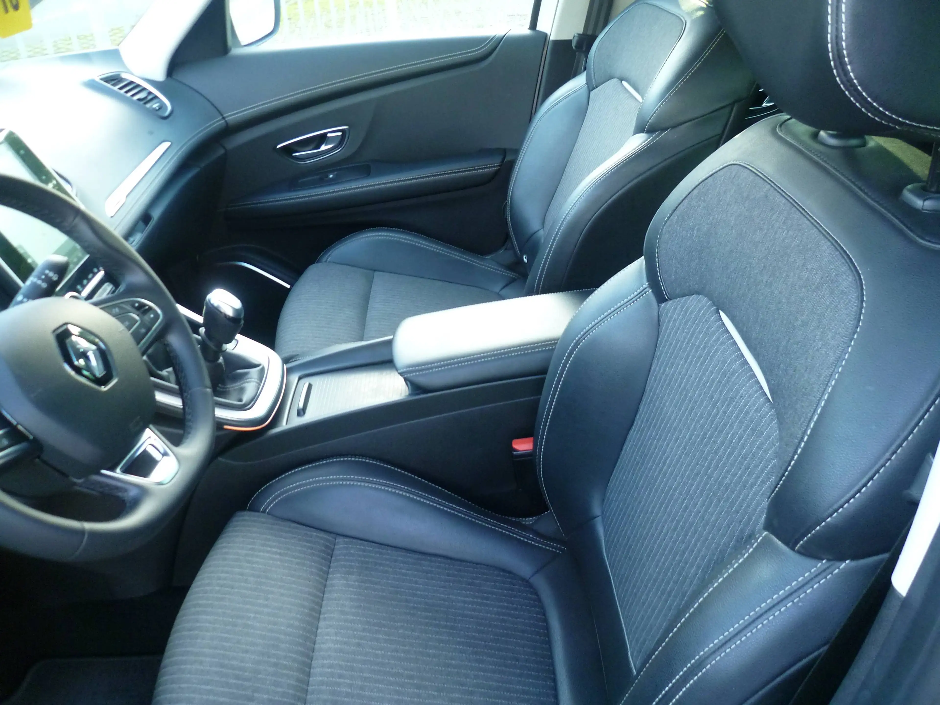 Renault Scenic TCe 140 GPF TECHNO / 7-Sitze — photo 9