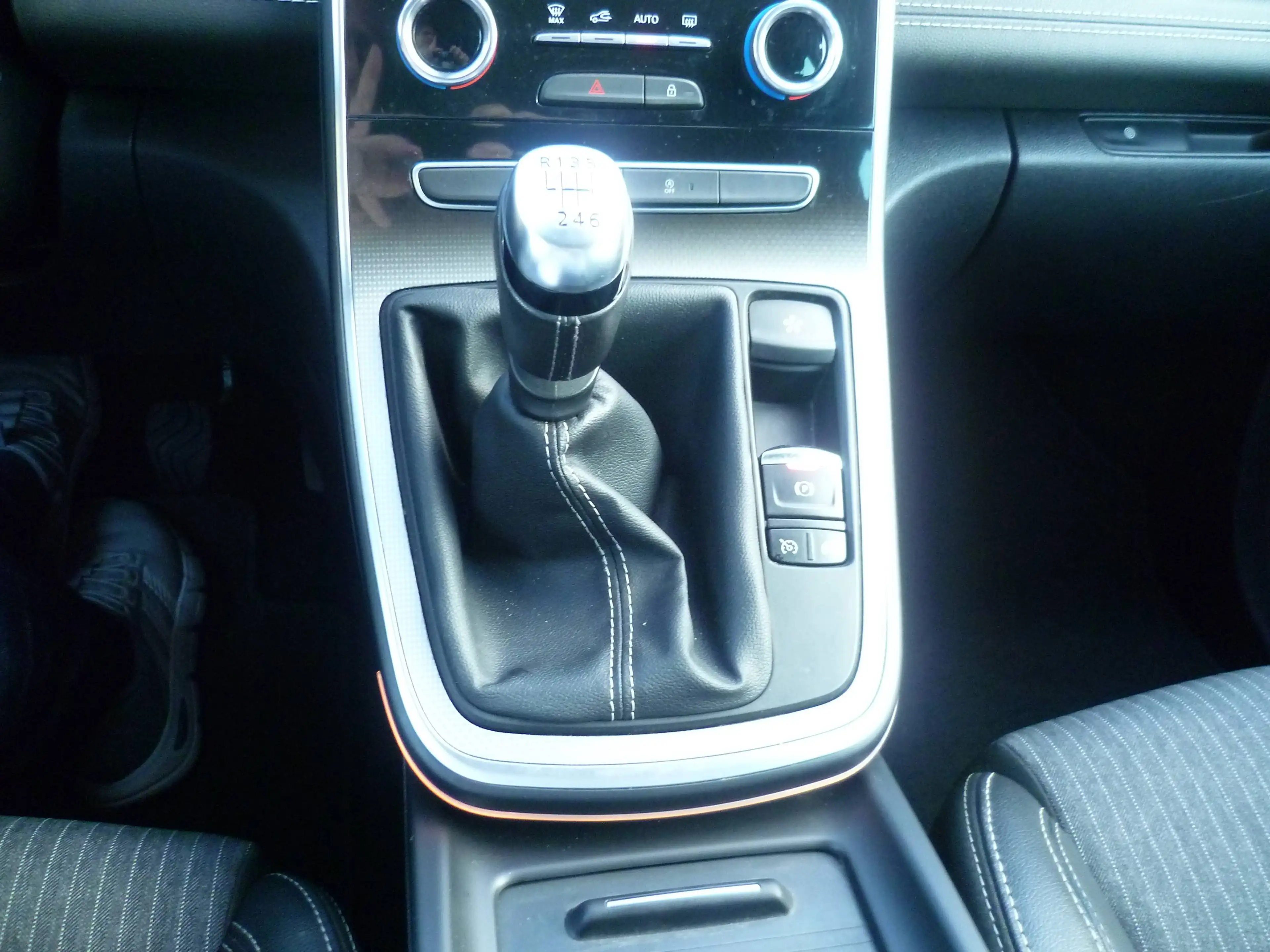 Renault Scenic TCe 140 GPF TECHNO / 7-Sitze — photo 15