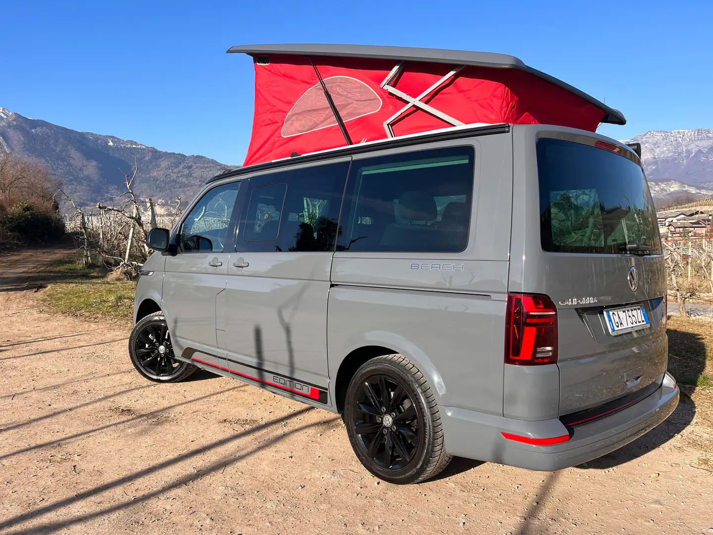 Volkswagen T6.1 California beach tour Edition siva - 1
